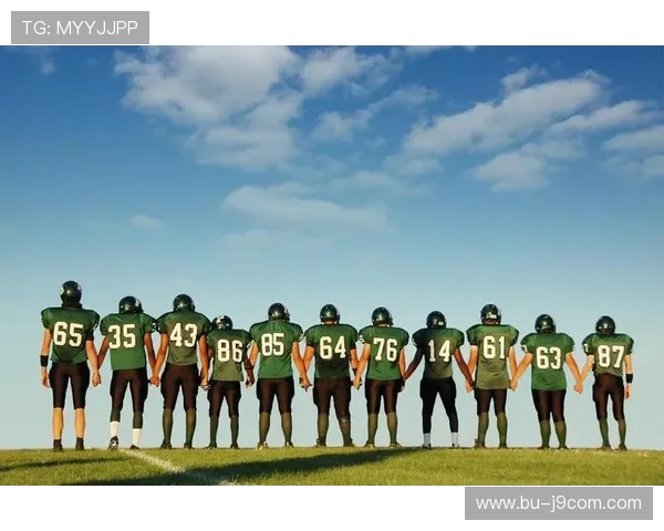 温情时刻足球赛场定格牵手瞬间展现运动与友谊的真挚力量